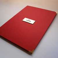 czerwona okładka na papierowe eleganckie dyplomy lub certyfikaty